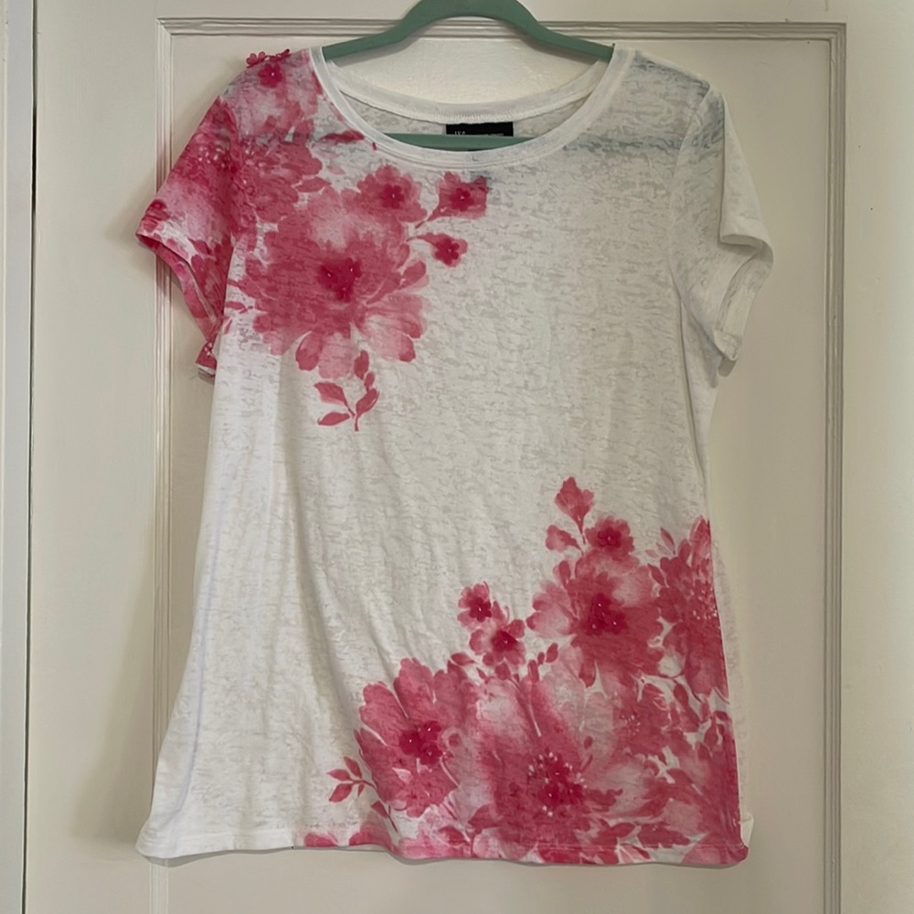 Women’s white and pink t shirt. XXL